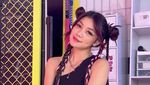 5 Potret Regina Phoenix, Anggota Girlband yang Hobi Berkuda