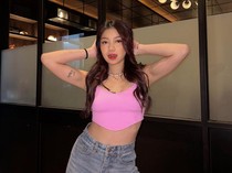 5 Potret Regina Phoenix, Anggota Girlband yang Hobi Berkuda