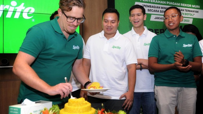Rekor MURI untuk Pembagian Minuman Ringan Terbanyak Pembagian salah satu minuman produksi Coca-Cola Indonesia yakni Sprite itu dilaksanakan di 5 kota di Indonesia bersamaan dengan peringatan HUT Kemerdekaan ke-78 Republik Indonesia.
