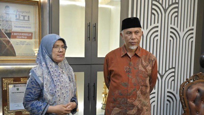 Rektor UIN Bukittinggi Ridha Ahida saat bertemu dengan Gubernur Sumbar Mahyedi. (Foto: Istimewa)