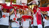 Sejumlah pejuang Prabowo Sandi (PS-19) meneriakkan yel-yel saat deklarasi dukungan Ganjar Pranowo (GP-24) di Pancor, Selong, Lombok Timur, NTB, Rabu (23/8/2023).  
