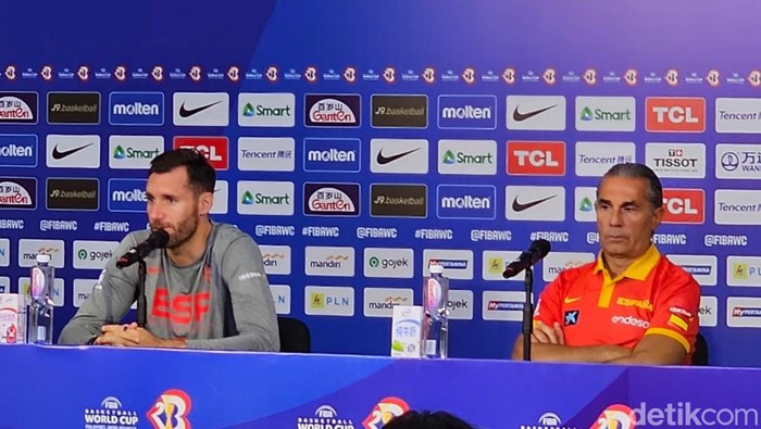 Kapten tim basket Spanyol Rudy Fernandez dan pelatih Spanyol Sergio Scariolo, jelang tampil di FIBA World Cup 2023.