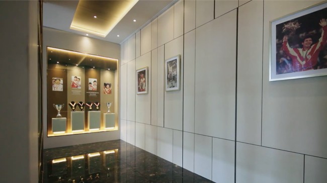 Sebuah sudut didedikasikan khusus untuk memajang medali emas Olimpiade sarat sejarah yang pernah mereka raih. Bak museum! (Foto: YouTube/DMC Architect & Interior Studio)