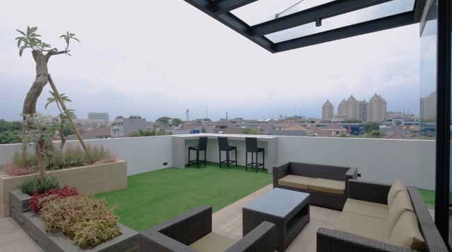 Kalau ini adalah area favorit Alan Budikusuma. Rooftop difungsikan sebagai tempat nongkrong bersama kerabat. (Foto: YouTube/DMC Architect & Interior Studio