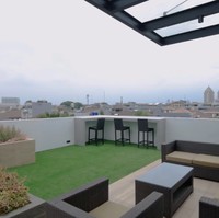 Kalau ini adalah area favorit Alan Budikusuma. Rooftop difungsikan sebagai tempat nongkrong bersama kerabat. (Foto: YouTube/DMC Architect & Interior Studio