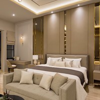 Kamar tidur menjadi salah satu tempat favorit Susi Susanti. “Dulu bawaannya pengin keluar rumah, sekarang malah makin betah di rumah,” kata ibu tiga anak itu yang kini fokus menggarap bisnis peralatan olahraga. (Foto: YouTube/DMC Architect & Interior Studio)