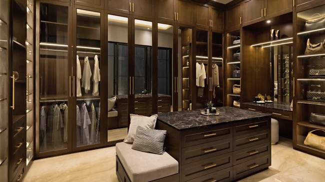 Kamar utama turut dilengkapi walk-in closet yang luas. Kompartemen yang lengkap cukup untuk menyimpan segala pakaian hingga aksesori. (Foto: YouTube/DMC Architect & Interior Studio)