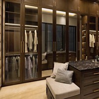 Kamar utama turut dilengkapi walk-in closet yang luas. Kompartemen yang lengkap cukup untuk menyimpan segala pakaian hingga aksesori. (Foto: YouTube/DMC Architect & Interior Studio)