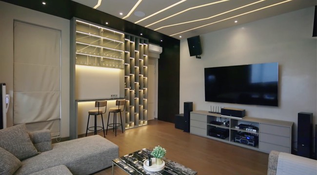 Tahun lalu dalam sebuah wawancara, mereka menyebut kediaman yang tempati merupakan hasil renovasi besar-besaran dari rumah lama mereka. “Kami banyak mencari referensi dari internet, setelah itu kami sampaikan ke arsitek,” kata Susan di salah satu konten YouTube DMC Architect & Interior Studio, konsultan arsitektur andalan mereka. (Foto: YouTube/DMC Architect & Interior Studio)