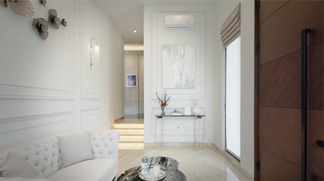 Secara keseluruhan, rumah yang terdiri dari beberapa lantai itu berarsitektur minimalis modern. Foyer serba putih dengan sentuhan klasik langsung menyambut ketika masuk ke rumah. (Foto: YouTube/DMC Architect & Interior Studio)