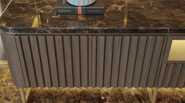 Meski berdesain minimalis, interior sarat akan detail sehingga jauh dari kesan monoton. (Foto: YouTube/DMC Architect & Interior Studio)