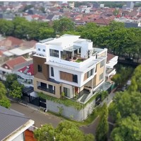 Mantan atlet Badminton Alan Budikusuma dan Susi Susanti sedang menikmati masa pensiunnya. Sebuah rumah mewah di kawasan elite Jakarta Utara menjadi tempat legenda olahraga Tanah Air itu dan keluarga bernaung. (Foto: YouTube/DMC Architect & Interior Studio)