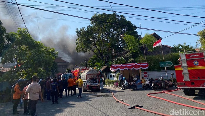 Rumah terbakar di Surabaya