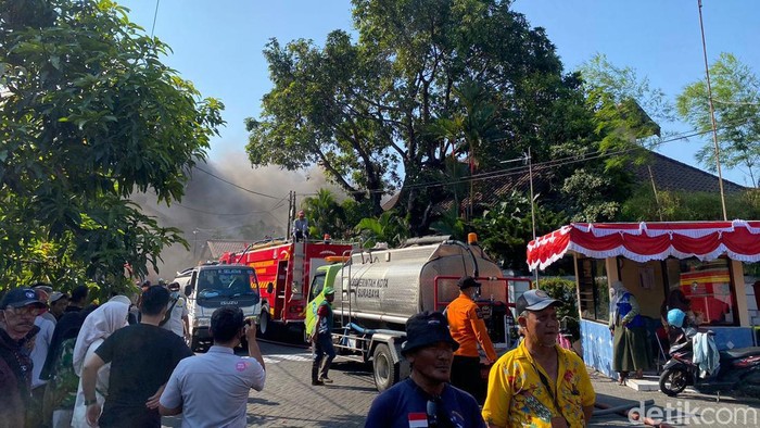 Rumah terbakar di Surabaya