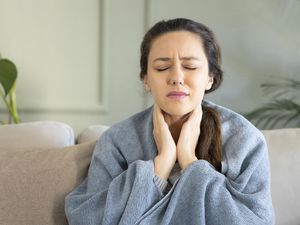 9 Penyebab Kelenjar Getah Bening Bengkak dan Gejalanya