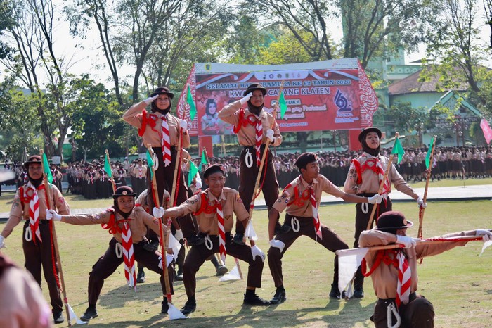 Selain upacara, peringatan Hari Pramuka di Kabupaten Klaten juga menampilkan atraksi dari para anggota Pramuka dan penganugerahan beberapa lencana ke beberapa tokoh yang dianggap berjasa bagi gerakan Pramuka di Klaten.