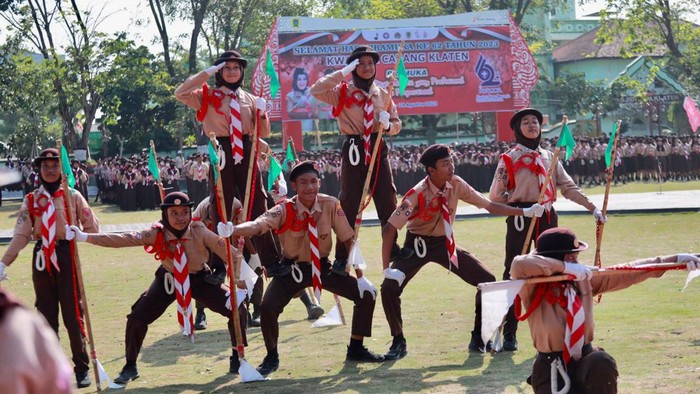 Selain upacara, peringatan Hari Pramuka di Kabupaten Klaten juga menampilkan atraksi dari para anggota Pramuka dan penganugerahan beberapa lencana ke beberapa tokoh yang dianggap berjasa bagi gerakan Pramuka di Klaten.