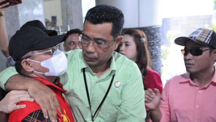 Seorang tersangka saat dipeluk keluarganya saat akan ditahan (Istimewa)