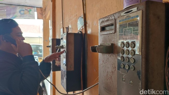 Sisa-sisa telepon umum koin yang masih ada di lorong Pasar Manis Ciamis.