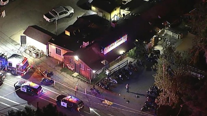 Situasi di lokasi penembakan maut di sebuah bar di California, AS. (ABC7 Los Angeles via AP)