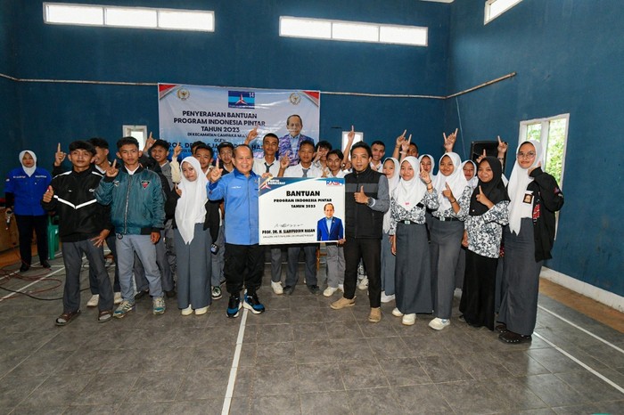 Syarief Hasan memberikan beasiswa dalam Program Indonesia Pintar untuk 150 siswa SMKN Bina Insan di Kabupaten Cianjur, Jawa Barat