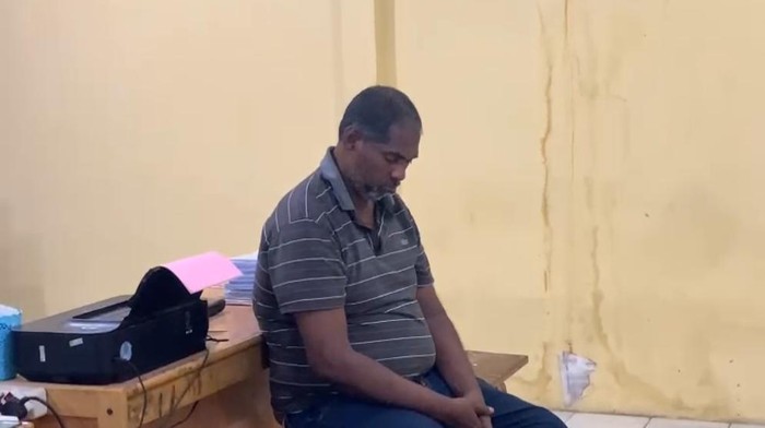 Tampang lesu preman minta uang ke penjaga toko di Medan saat ditangkap polisi. (Foto: Istimewa)