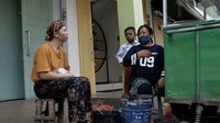 Ia juga asyik berbincang dengan penjual kue tapel populer di Pasar Kanoman ini. Rafael Tan puas menyantapnya.