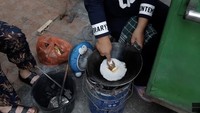 Saya pengin kue tapel jauh-jauh (ke sini), kata Rafael Tan ke penjual kue berbahan dasar tepung beras, parutan kelapa, ketan, potongan pisang ini. Harganya Rp 6 ribu per buah!