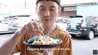 Pria 36 tahun ini penasaran makan tahu gejrot di kota asalnya. Ia mengatakan rasa tahu gejrot di Cirebon memang beda dan enak.