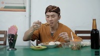 Belum lengkap rasanya kalau belum coba nasi lengko di Cirebon. Nasi yang terdiri dari tempe, tauge, timun, dan tahu ini disiram bumbu kacang.