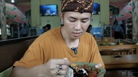 Petualangan kulinernya juga membawa Rafael Tan mencicipi Nasi Jamblang Ibu Nur yang terkenal. Ia memilih lauk jengkol yang sedap.