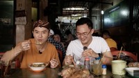 Untuk empal gentong, Rafael Tan pilih mampir ke Bu Darma. Ia suka mencampur nasi ke dalam empal gentong dan menambahkan kecap manis ke racikannya.