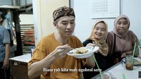 Di Jalan Panjunan, Rafael mencoba mie koclok yang terkenal dengan kuah kental gurihnya. Ia juga tak segan berbincang dengan pengunjung rumah makan lain.