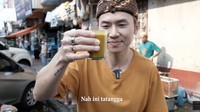 Mengawali petualangan kulinernya di Pasar Kanoman, Rafael Tan minum segelas jamu untuk kebugarannya. Pahit tapi enak ya, kata pria asal Garut ini.