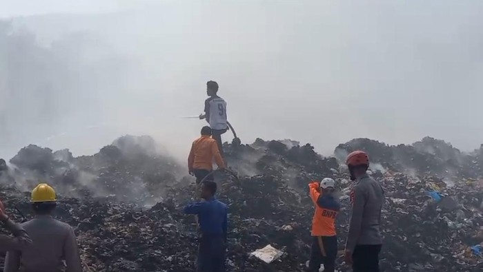 TPA Cibeureum Sumedang terbakar.