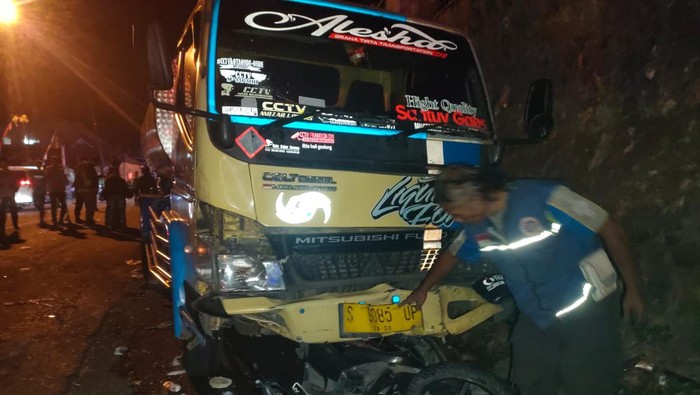 truk tangki tabrak karnaval di pacet mojokerto