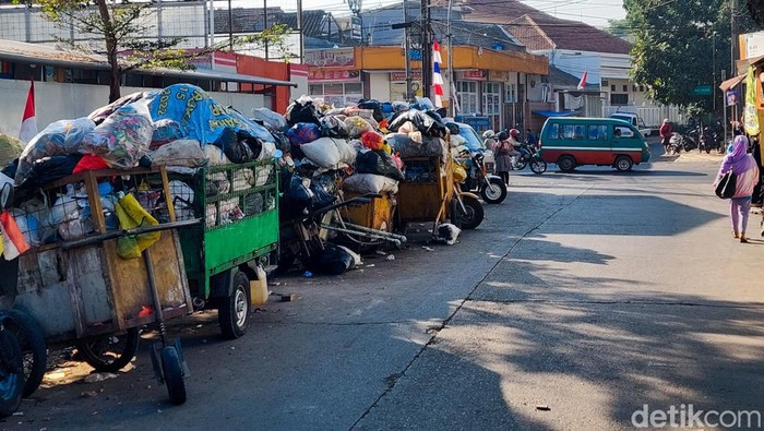 Tumpukan Sampah di TPS Pasar Atas Kota Cimahi