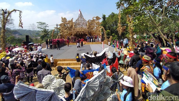 Upacara memperingati HUT ke-78 Kemerdekaan RI di Dusun Sudimoro, Desa Baleagung, Kecamatan Grabag, Kabupaten Magelang, di lereng Gunung Andong, Kamis (24/8/2023).