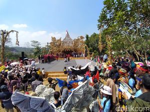 Upacara HUT RI Berbahasa Jawa-Diiringi Gamelan di Lereng Gunung Andong