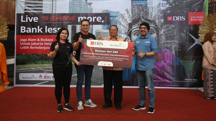 Upaya Bangkitkan Kembali Kampung Budaya Betawi (Dari kanan) Presiden Direktur PT Bank DBS Indonesia Lim Chu Chong, CEO & Founder BenihBaik.com Andy F. Noya, serta Head of Group Strategic Marketing & Communications PT Bank DBS Indonesia Mona Monika menanam pohon secara simbolis sebagai bagian kegiatan “Jaga Alam dan Budaya untuk Jakarta yang Lebih Berkelanjutan” di Kampung Budaya Betawi, Setu Babakan, Jakarta pada Kamis (24/8/2023).