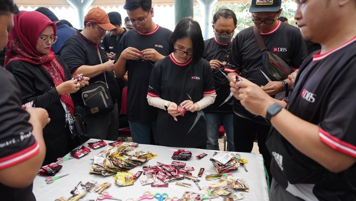 Upaya Bangkitkan Kembali Kampung Budaya Betawi (Dari kanan) Presiden Direktur PT Bank DBS Indonesia Lim Chu Chong, CEO & Founder BenihBaik.com Andy F. Noya, serta Head of Group Strategic Marketing & Communications PT Bank DBS Indonesia Mona Monika menanam pohon secara simbolis sebagai bagian kegiatan “Jaga Alam dan Budaya untuk Jakarta yang Lebih Berkelanjutan” di Kampung Budaya Betawi, Setu Babakan, Jakarta pada Kamis (24/8/2023).
