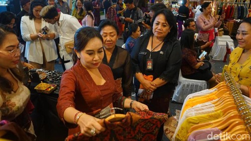 Wakil Ketua Dekranasda Ayu Kristi Arya Wibawa dan Kadisperindag Kota Denpasar Ni Nyoman Sri Utari meninjau pameran di Trans Studio Mall (TSM) Bali.
