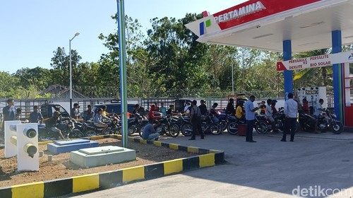 Warga SBD, NTT mangantre di salah satu SPBU.
