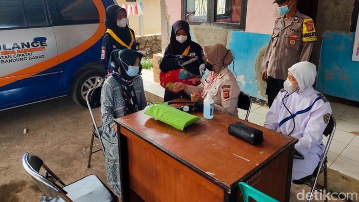 Warga Terdampak Kebakaran TPA Sarimukti Periksa Kesehatan di Posko Desa Sarimukti