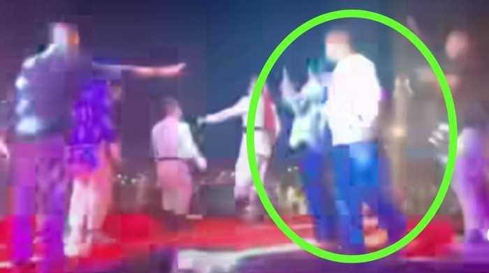 Wawalkot Kotamobagu Nayodo Koerniawan sebelum terjatuh dari atas panggung.