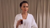 Sebelum tidur, Wika Salim terbiasa minum minuman hangat. Kebiasaan ini dilakukan guna merelaksasi ototnya dan tidur lebih lelap. Foto: Instagram/wikasalim