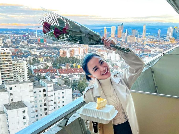 Serunya Wika Salim Kulineran di Italia hingga Masak Nasi Goreng