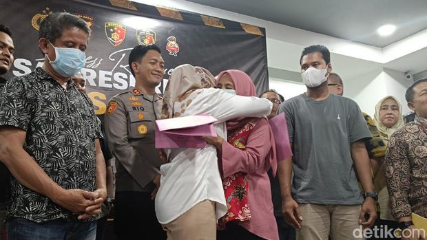 2 orang tua yang bayinya tetukar berpelukan (Rizky Adha Mahendra/detikcom)