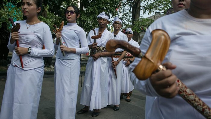 Peserta membawa keris raksasa dengan panjang 3,5 meter koleksi Museum Gubuk Wayang pada Kirab Pusaka Museum Keris Nusantara 