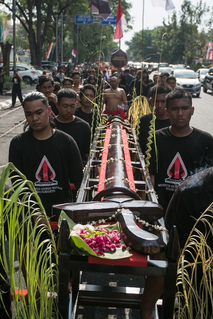 Peserta membawa keris raksasa dengan panjang 3,5 meter koleksi Museum Gubuk Wayang pada Kirab Pusaka Museum Keris Nusantara 
